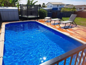 3 Bed Family Home, with heated saltwater swimming pool at Bayfair Doorstep